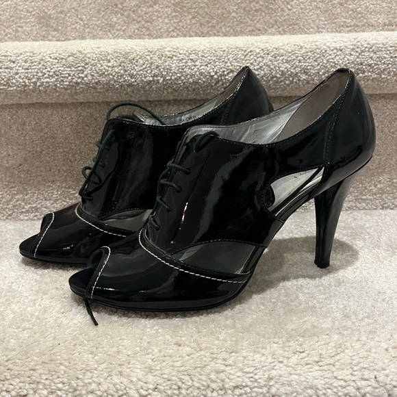 TAHARI la chéri lace up open toe stilettos, size 9 - Picture 2 of 7